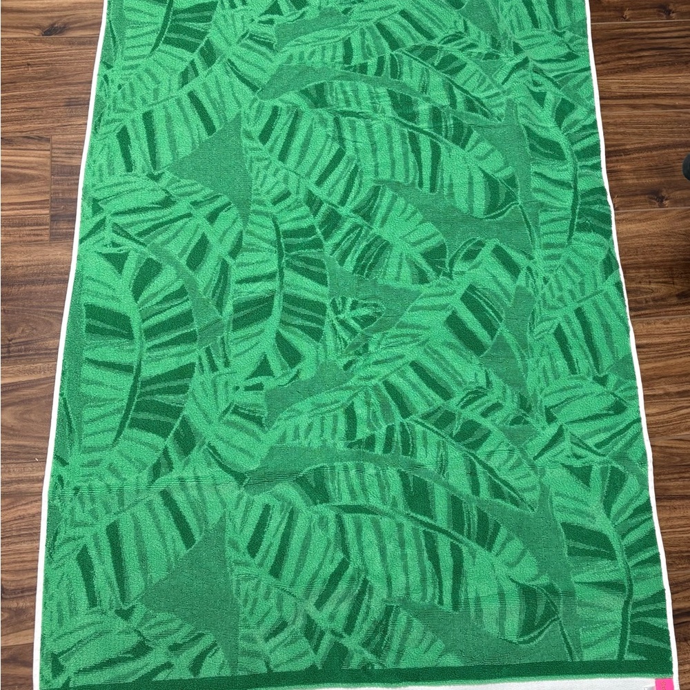 Lilly Pulitzer spearmint let’s go bananas leaf print large Jacquard beach towel - Picture 4 of 9